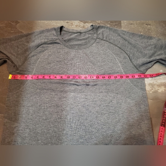 Lululemon "Live in Practice" Metal Vent short sleeves shirt. Grey. Size XXL. - Picture 7 of 8